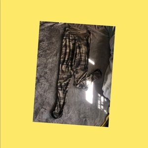 ✨Forever 21 camo leggings✨